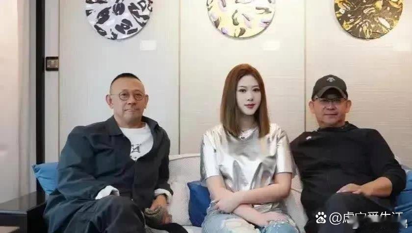 原来姜武的女儿长得这么漂亮，和他爸一点都不像，脸白得像涂了好几层粉。坐在他旁边的