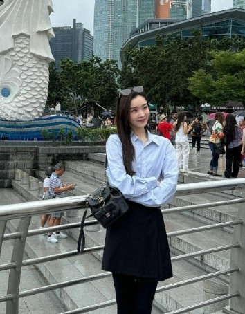 宋轶在新加坡被路人拍到啦，哇塞，那皮肤超白的，整个人状态超好，太亮眼啦。