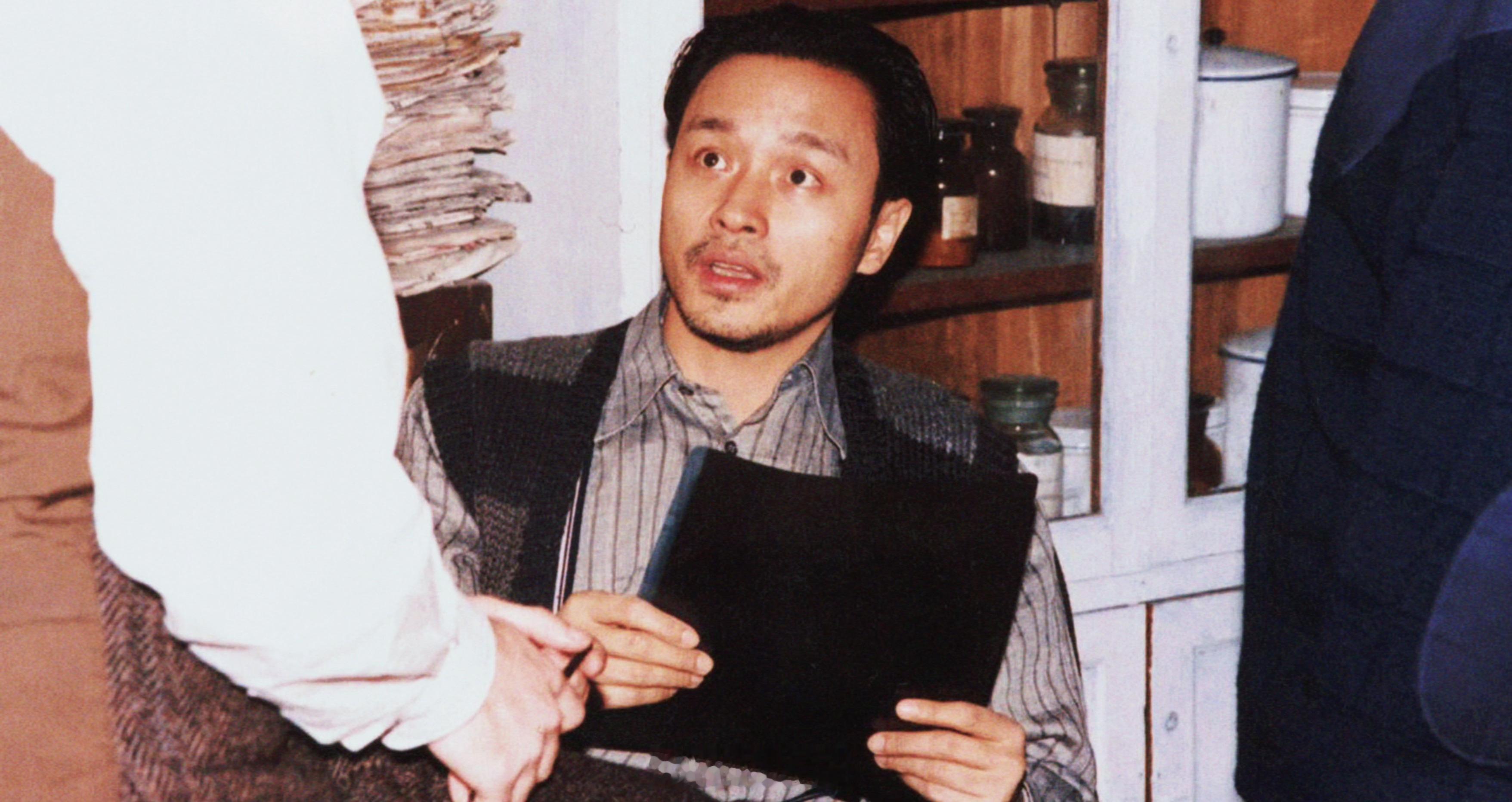 张国荣搭乘花絮去幕后肃穆、清俊的“靳”，还有那条经典的条纹围巾🧣——