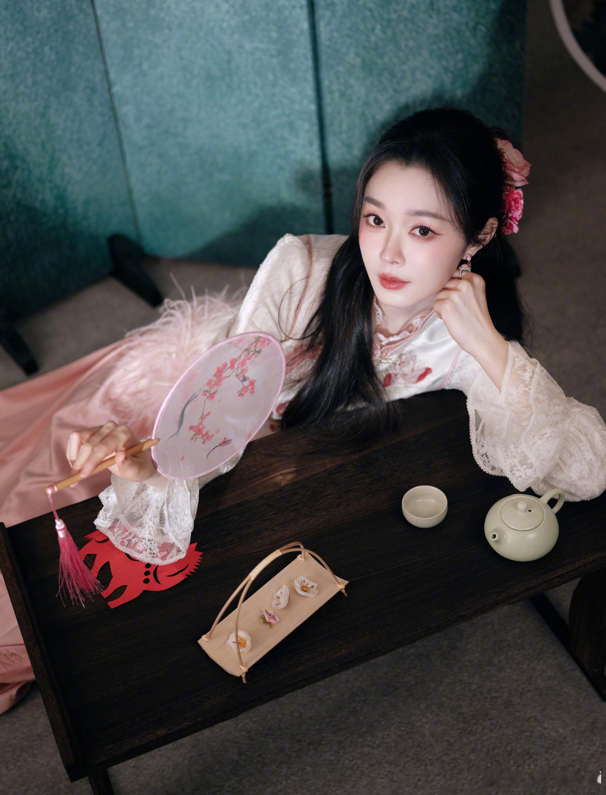 宋轶神图像面线一样繁殖宋轶的神图真的像面线一样繁殖！最新这组浅粉碎花新中式造型