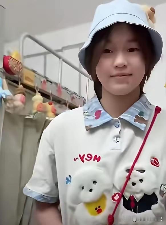 全红婵大学宿舍曝光！挂满玩偶接地气，不搞特权。奥运冠军全红婵在暨南大学的宿舍