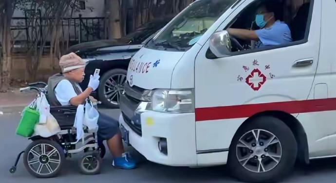 你敢信吗？在生死攸关的抢救现场，有人竟敢拿命去堵救护车的路。不是天灾，不是车祸，