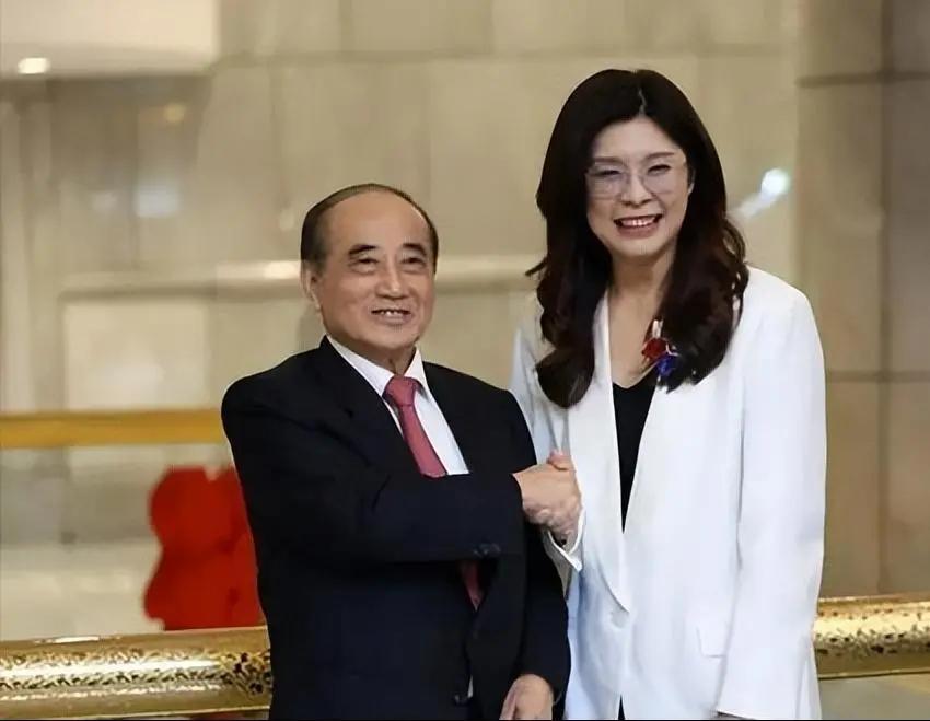 蓝营政坛震动！王金平正式交底，直接告诉郑丽文另找他人，直言“不要为难他了”。
