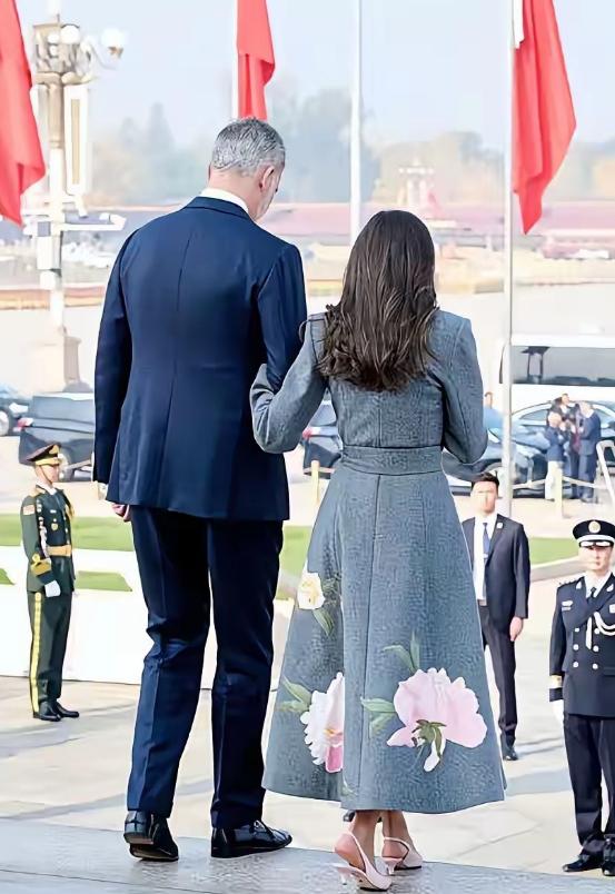 这外国人和咱中国人就是不一样。北京，已经进入冬天了，来访的西班牙王后莱蒂齐亚，还