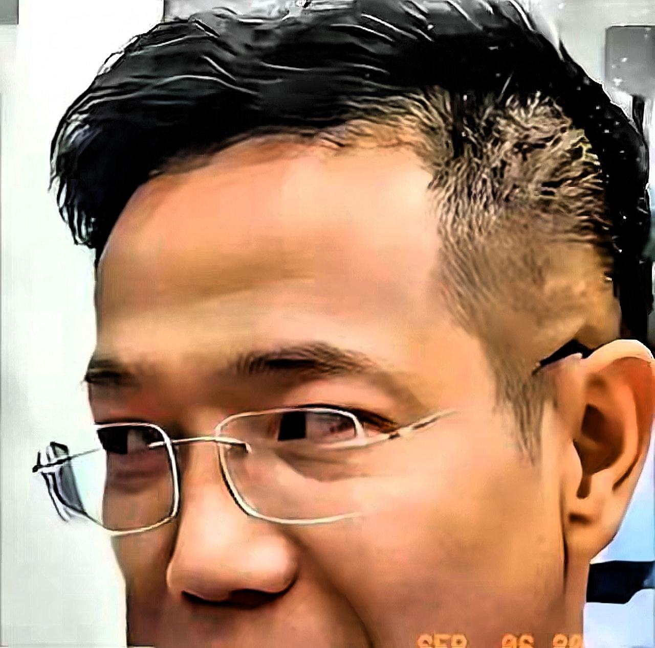 李圣律师挨的这一棍，敲的不只是头，是法治的警钟！下班路上被四把雨伞围堵，后脑