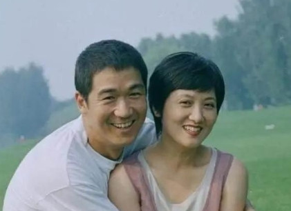 那年，张国立爱上了邓婕，对结婚6年的发妻罗秀春说：“我爱上了邓婕，我们离婚吧！”