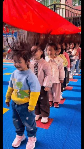 头发根根炸立，孩子开心到家！简单的游戏，独特的方式，让孩子们无比快乐，