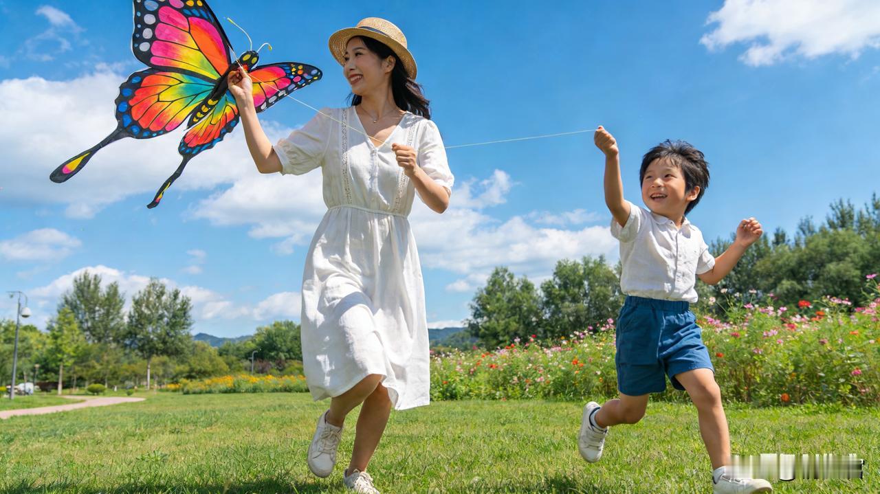 挣钱和陪孩子哪个重要？答案扎心却现实有人说“钱能挣，孩子的成长不能等”，