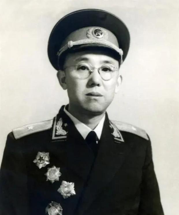 1939年，新四军追击汉奸时，意外发现日军机场，望着机场里的四架日本飞机，廖政国