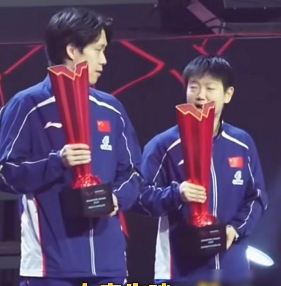 刚才新加坡大满贯颁奖台上的那一幕绝了。刚拿下单打双冠王，别人都在抹眼泪拥抱，这俩