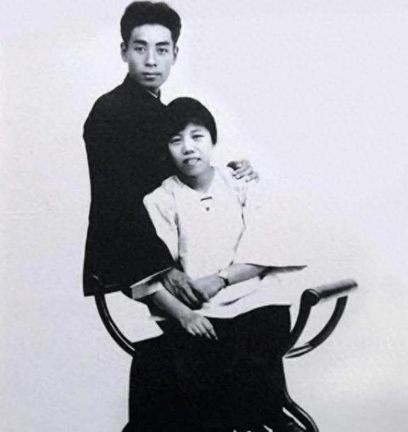 周总理写给妻子的信所有人看完脸都红了周：“你的信，太过官方，都不说想我。邓：“总