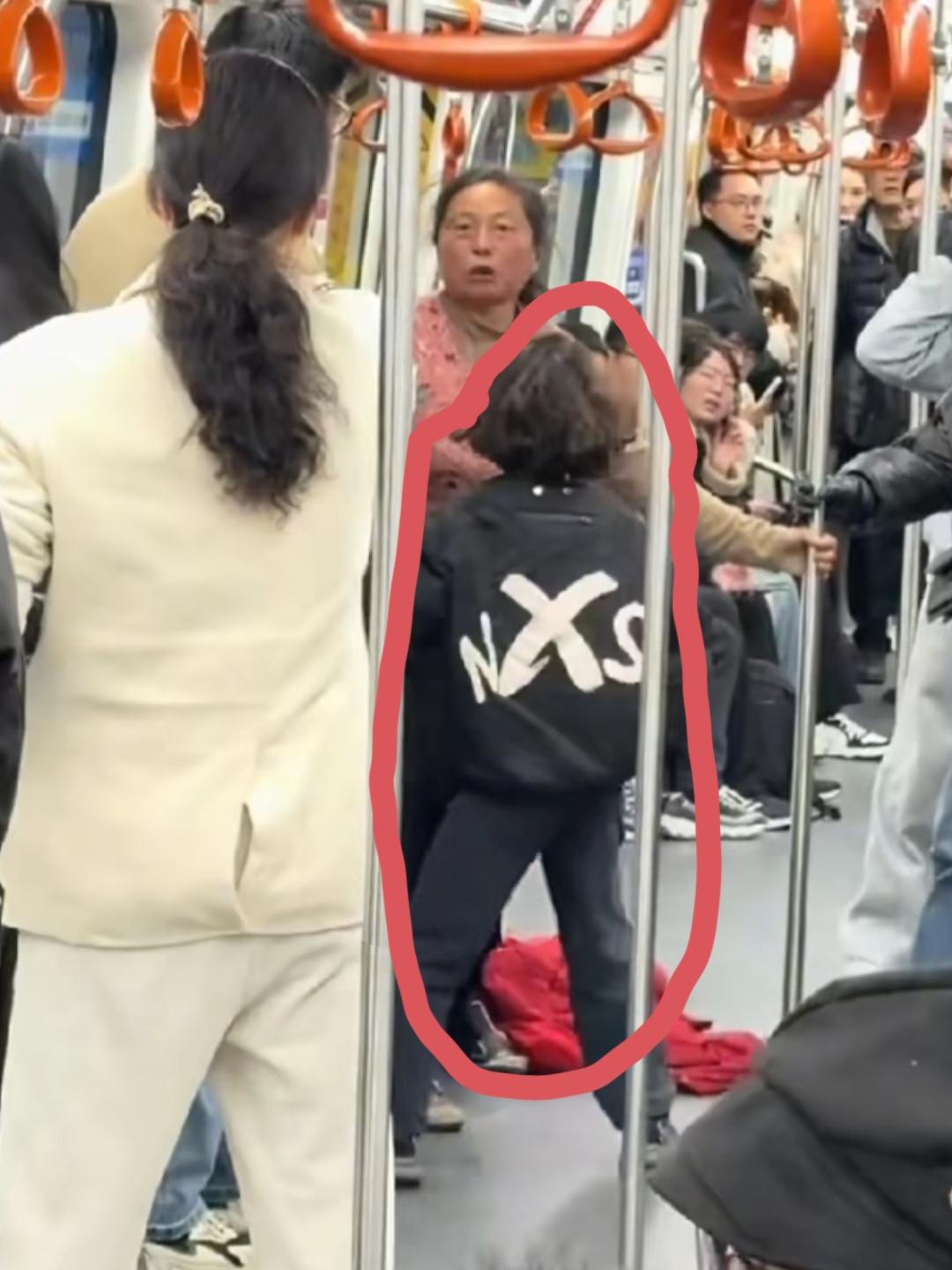 这个孩子也太让人心疼了！妈妈和另外一个女人打起来了，他不仅没有躲到一边，还用身体