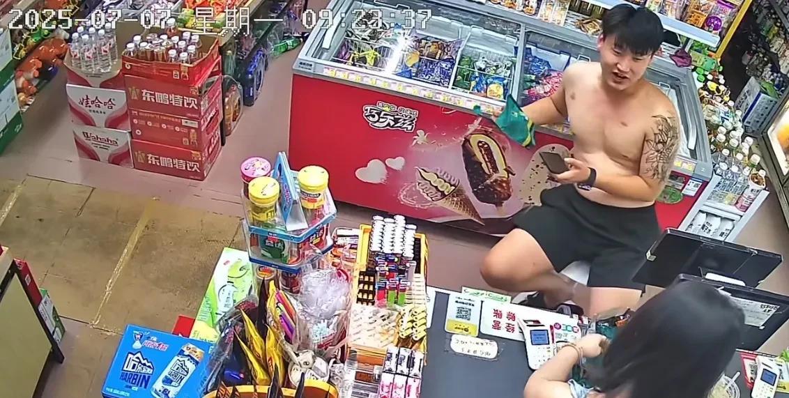 不要熊脸！7月7日早上9点多，女孩在店里正常工作，一男子闯进来，拿起板凳就坐，就