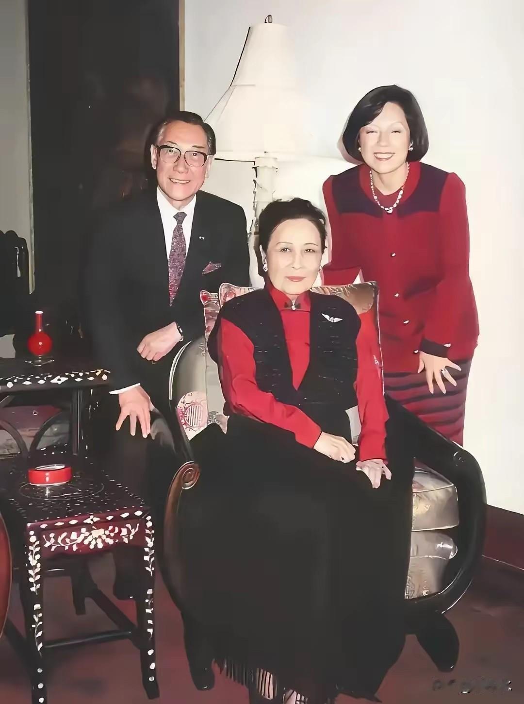 这是1993年蒋纬国赴纽约探望继母宋美龄与妻子邱爱伦时留下的合影。端坐正中的宋美