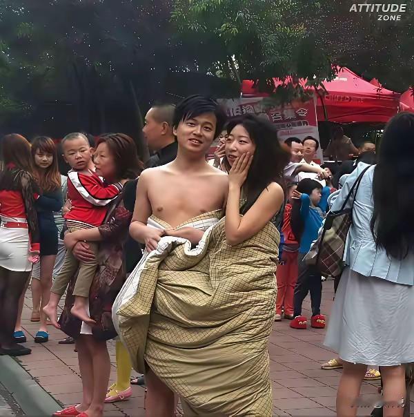 关系好到穿一床被子了，胆子真大啊，还笑得出来…