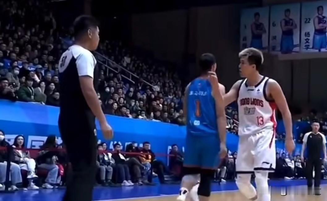 郭艾伦首秀就惹事！怒指裁判！不满裁判判罚！郭艾伦王者归来！第三节大爆发，单节狂