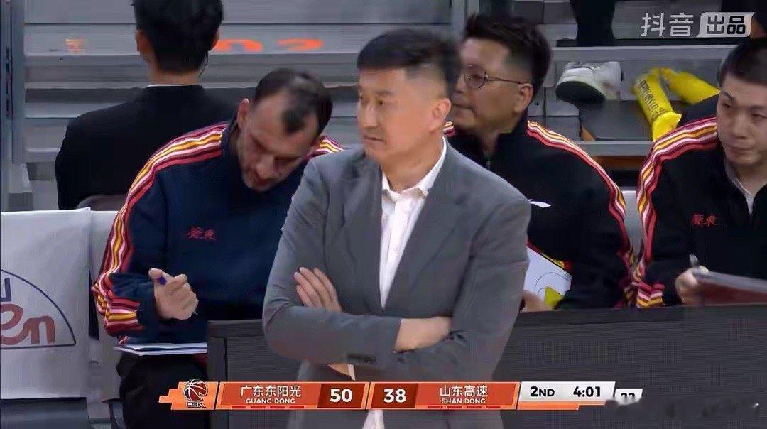广东憾输1分揪出最大祸首，明知此人平庸却偏要用，杜锋错中加错在一场焦点之战，广东
