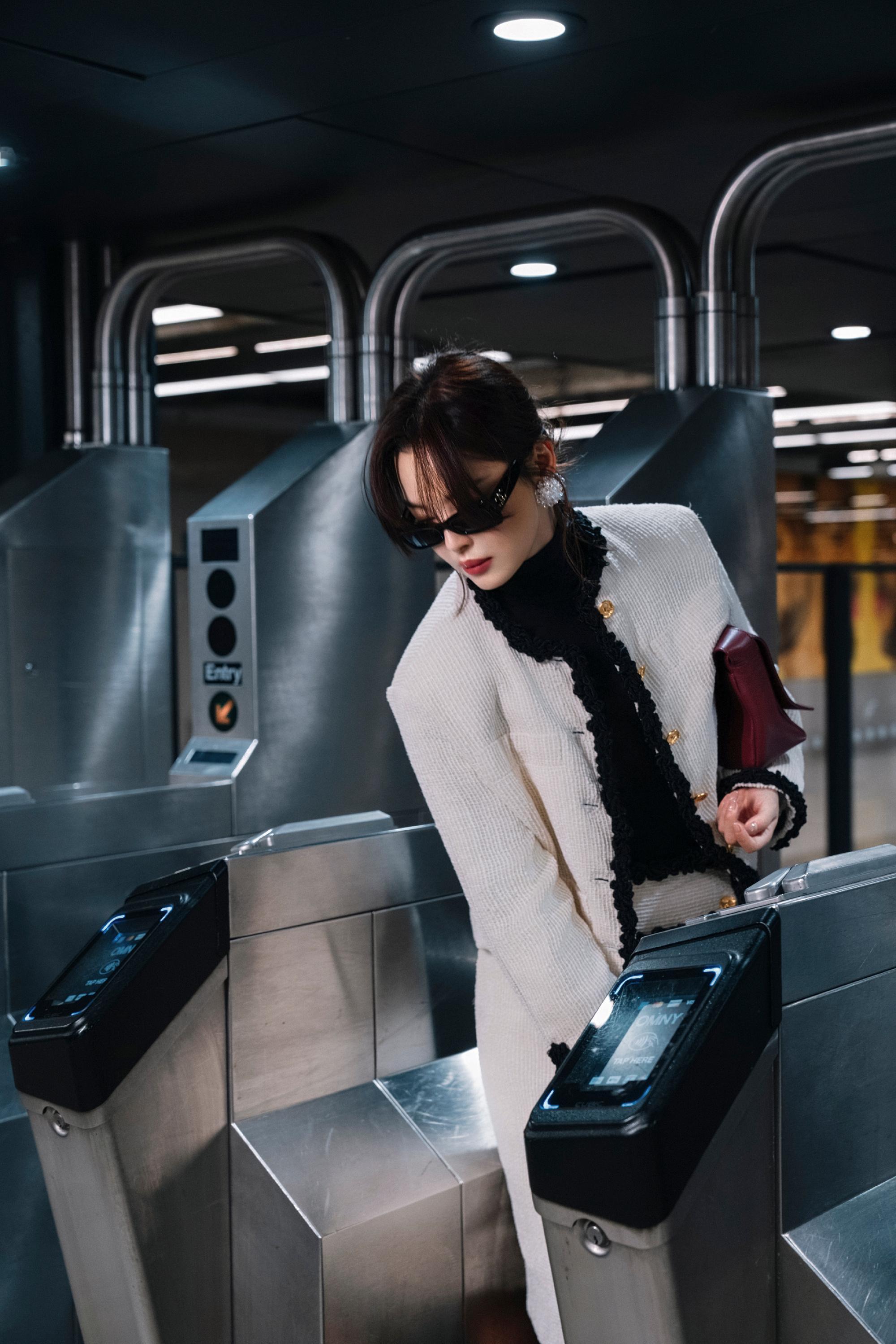 品牌形象大使辛芷蕾身穿创意总监MatthieuBlazy首个系列2026春夏系