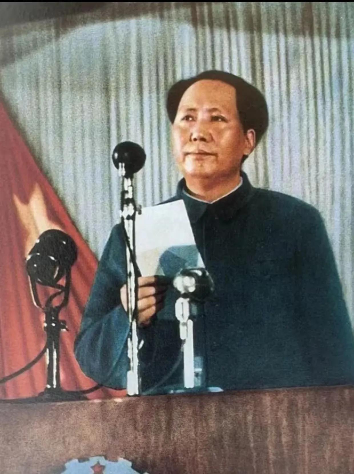 毛主席说，“过去中国的知识分子崇拜外国，叫做亲美、崇美、恐美。现在，我们通过进行