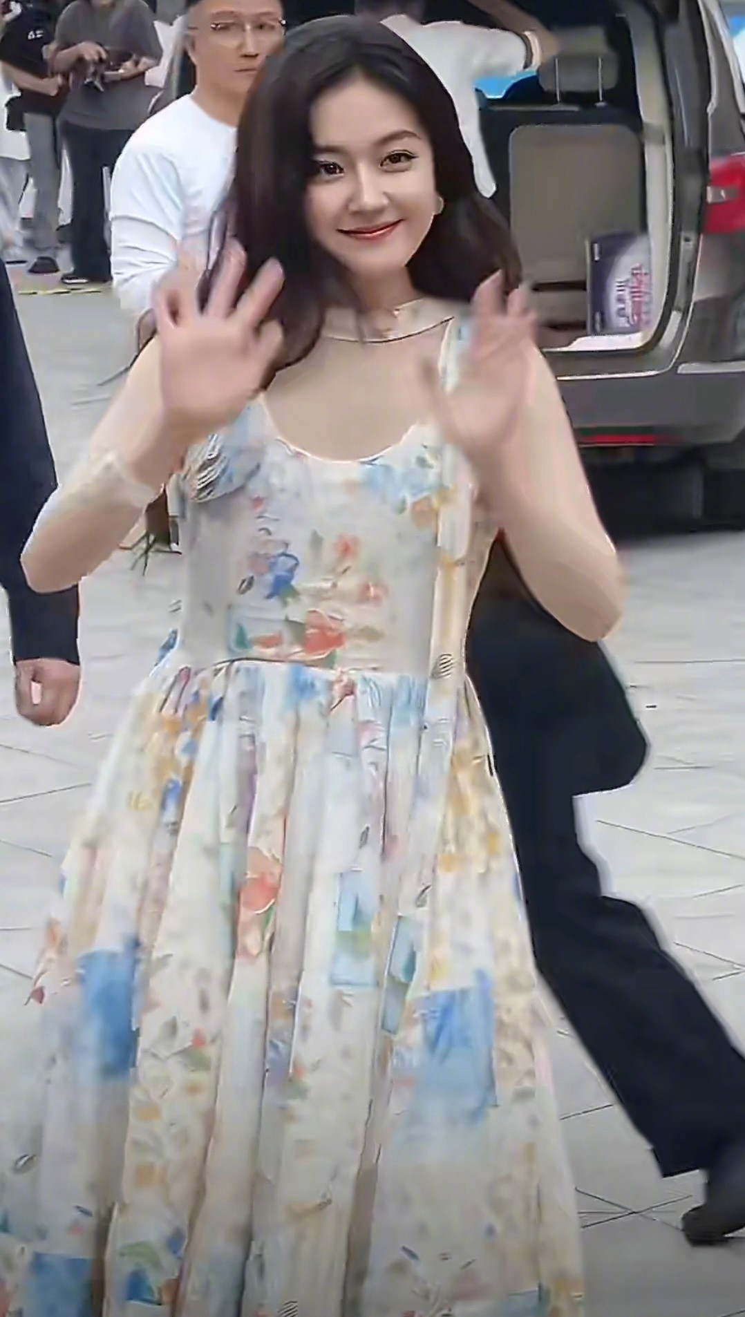 李兰迪线下美成这样了看完李兰迪几天前和今天活动照对比，我心声感触，以后的李兰迪