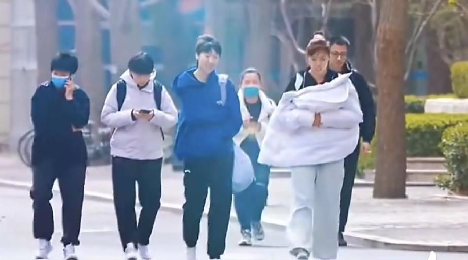 曼昱和小姐妹一起出门逛街！曼昱和陈熠一起开心玩游戏！有球迷在成都大街上偶遇了