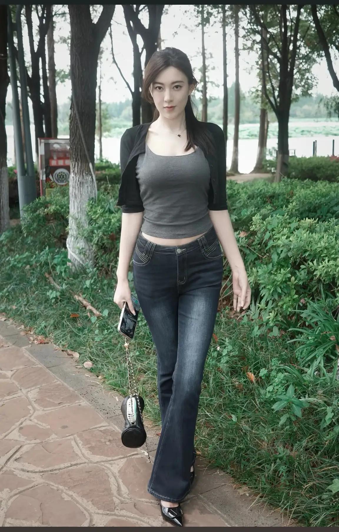 身材匀称曼妙，牛仔裤穿搭挺优雅。