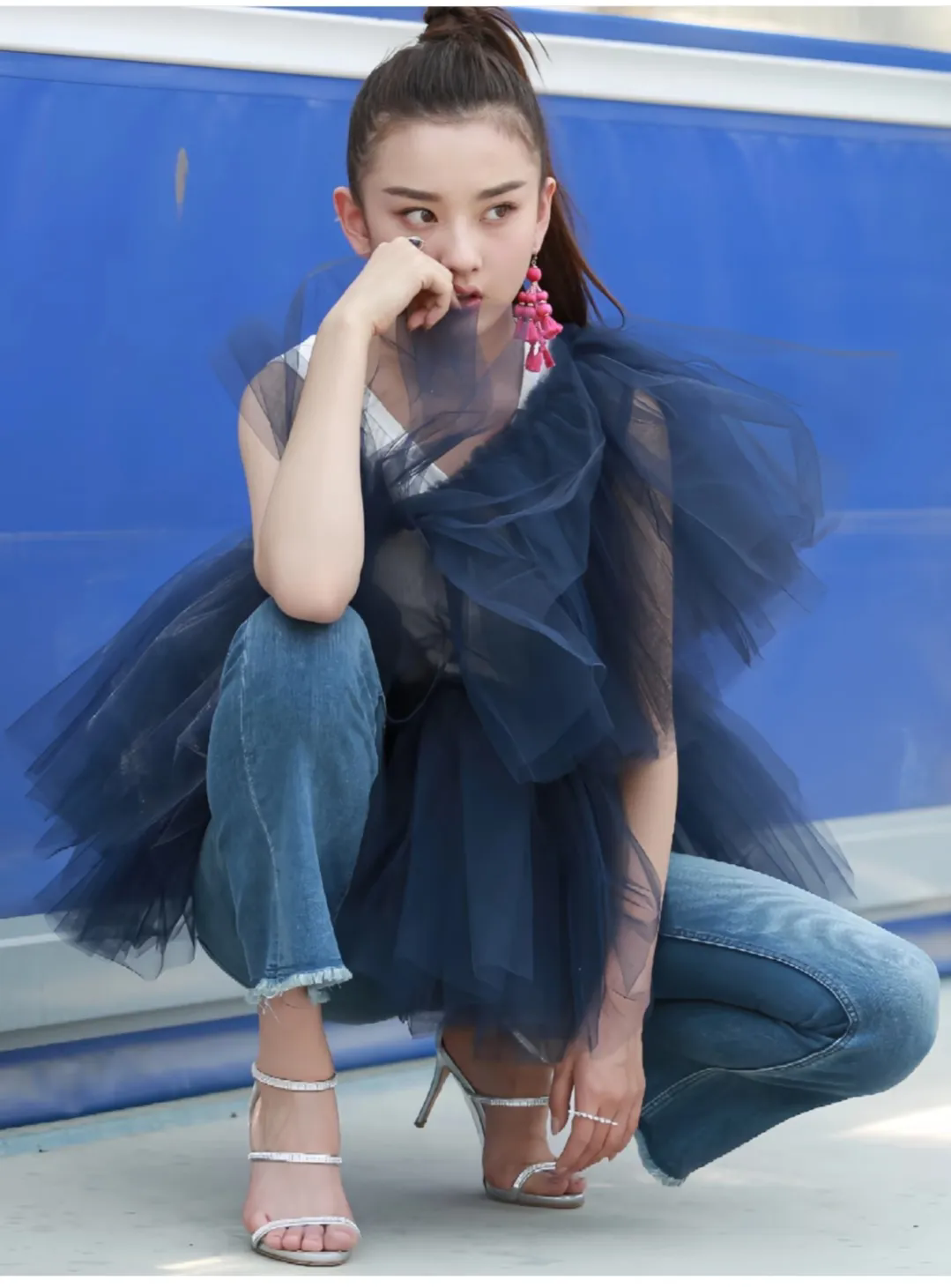 宋祖儿，这脚丫子看起来有点挤