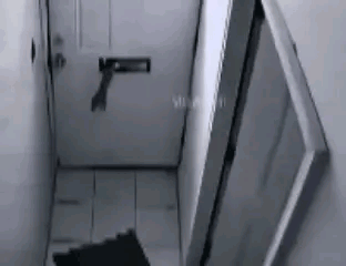 电影《门徒》中的一幕。小偷从外面开门，手伸得老长老长，正好被主人发现，一锤子下去