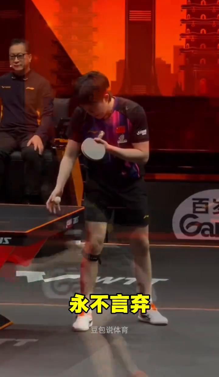 新加坡体育馆，日本球迷已经站起来准备欢呼。他们的王牌松岛辉空，手握3个赛点，只