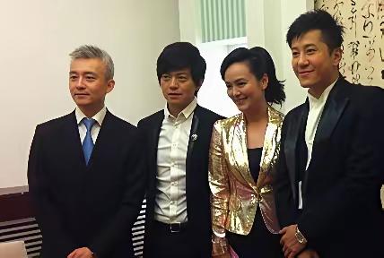 最右边这个男人是谁啊？好有气质好有魅力啊！