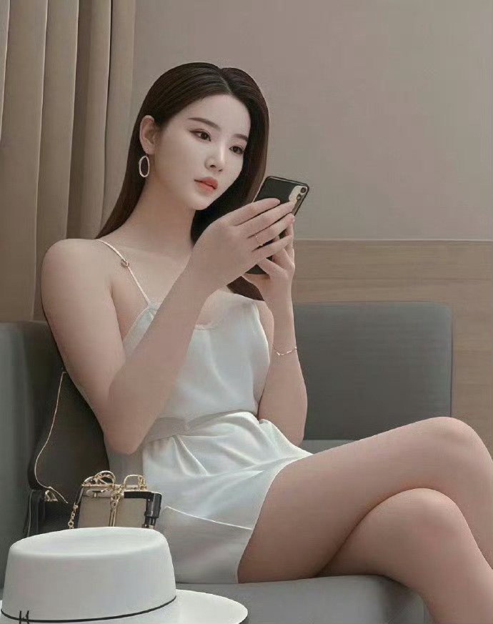 天生丽质宅男女神​​​