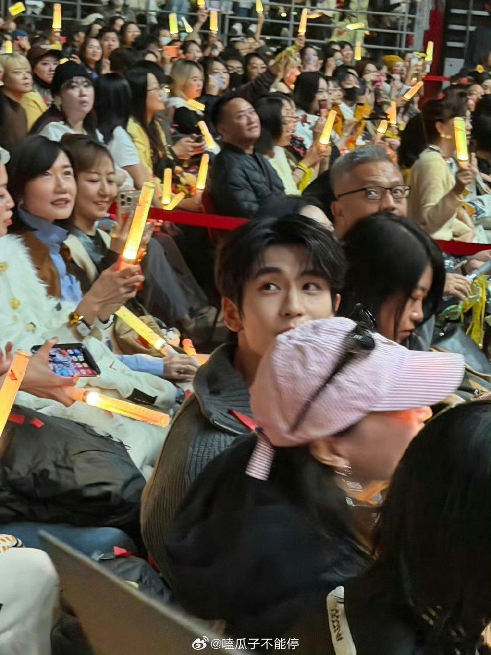 张凌赫金靖去了刘宇宁演唱会，三位关系好好呀张凌赫生图如此权威