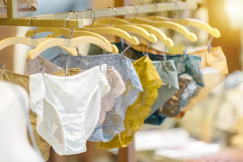 门诊值班时，一位叔叔来打屁股针。当他露出内裤的那一刻，我着实被狠狠地震惊到了。那