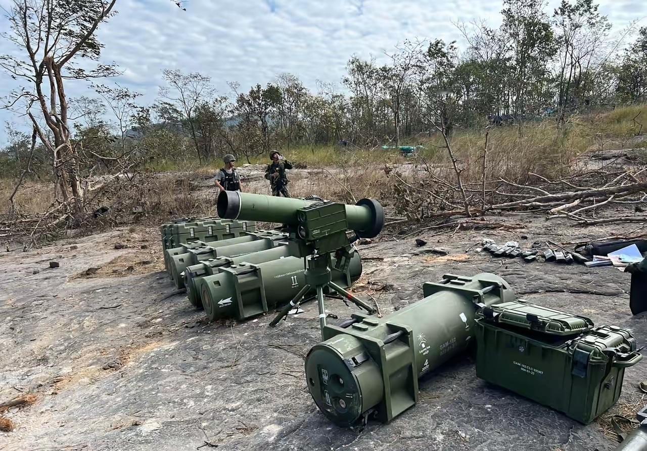 ​看到这些大量中国提供给柬埔寨的反坦克导弹遗弃在战场上，并且成了泰国军队的战利品