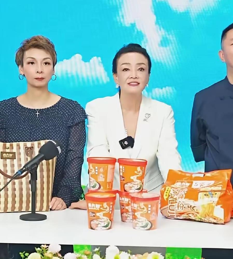 汪小菲还得多向张兰学习啊！张兰今天才直播四个小时，就发现了懒散懈怠的员工，不认