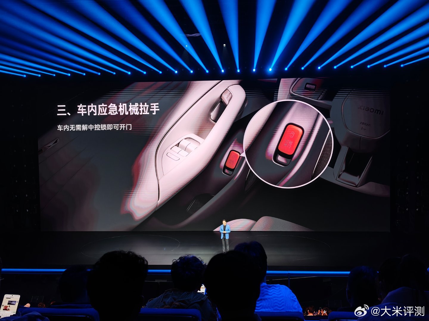 门把手100%符合新国标，门锁冗余备份电源动力电池，极限工况动力电池与小电瓶断电