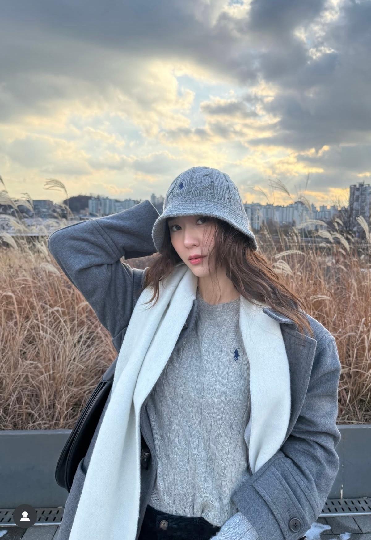 郑秀晶郑秀晶猛地一看我还以为是韩国小帅哥冬日穿一身灰色也挺好看