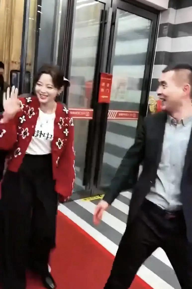 辛芷蕾：舅姥爷！您咋还搬小马扎来了？这不得累坏了！舅姥爷：哎呦我大外甥女来咱