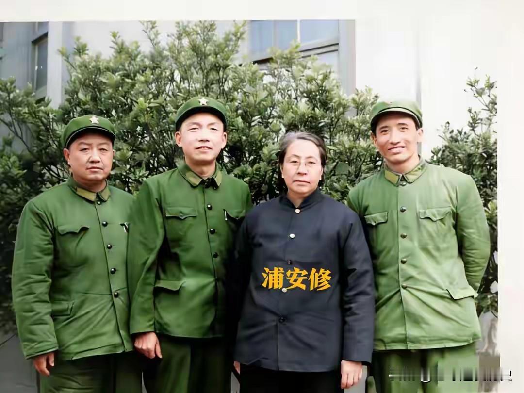 上世纪七十年代末，浦安修重回成都永兴巷七号——彭老总最后的居所，留下了珍贵的照片