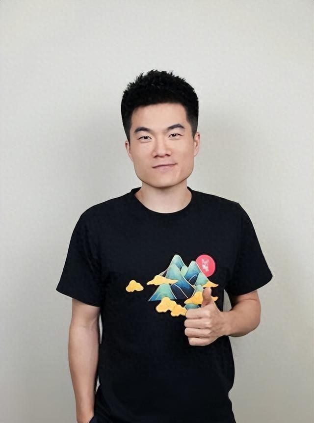 董宇辉，这哥们儿当初多火啊，直播间里随便说几句诗词，销量就蹭蹭往上涨，多少人因为