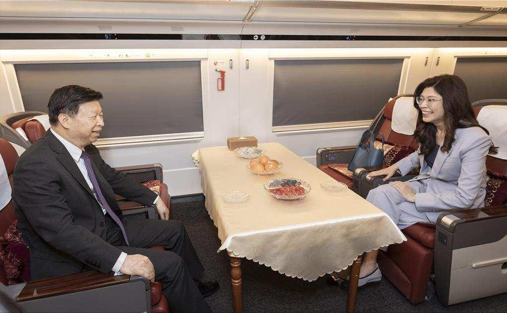 郑丽文上了复兴号，把茶杯放在小桌板上，350公里的时速下，水面几乎没有晃动，全