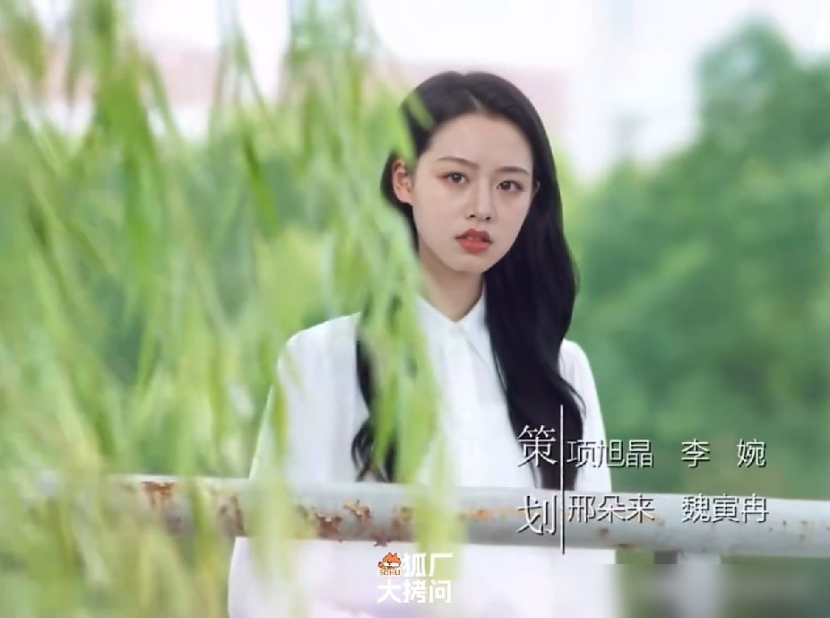 杨洋的脸原封不动，女主角直接换成了另一个人的头。优酷9月24日把《微微一笑很倾城》改名《一笑倾城》重