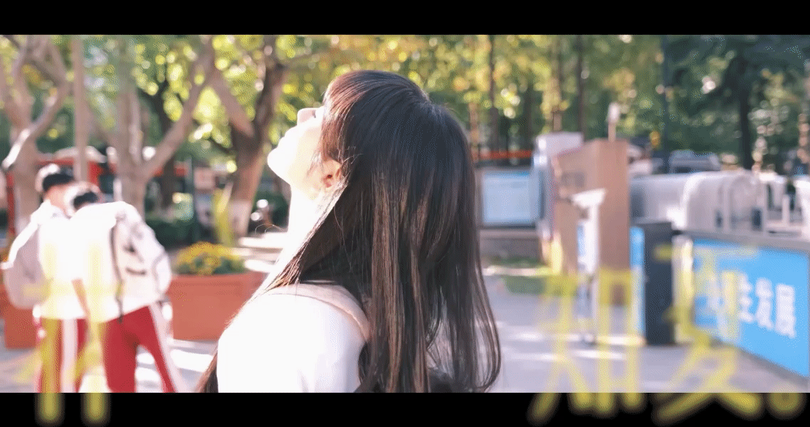 要被田曦薇的青春感甜晕了！《天才女友》鲨青照里制服造型绝绝子，长发飘飘眼神灵动，