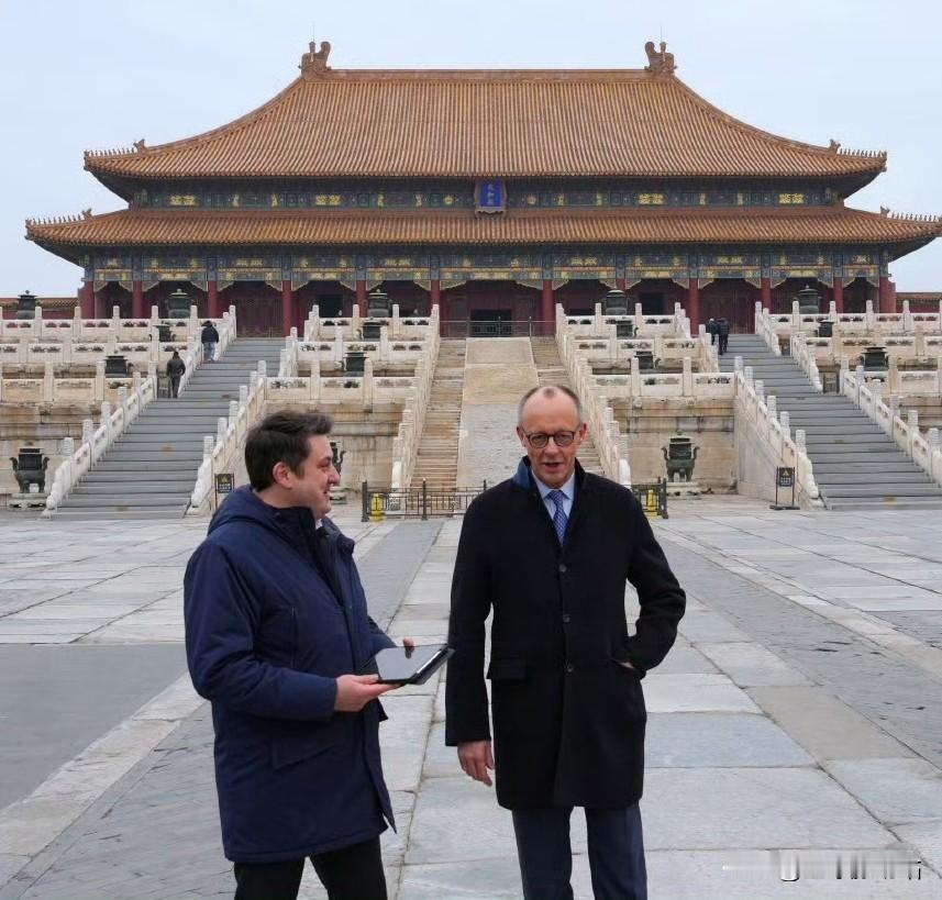 德国总理默茨，非常充实的一天，终于看到他笑了？2月26日，德国总理默茨行程满