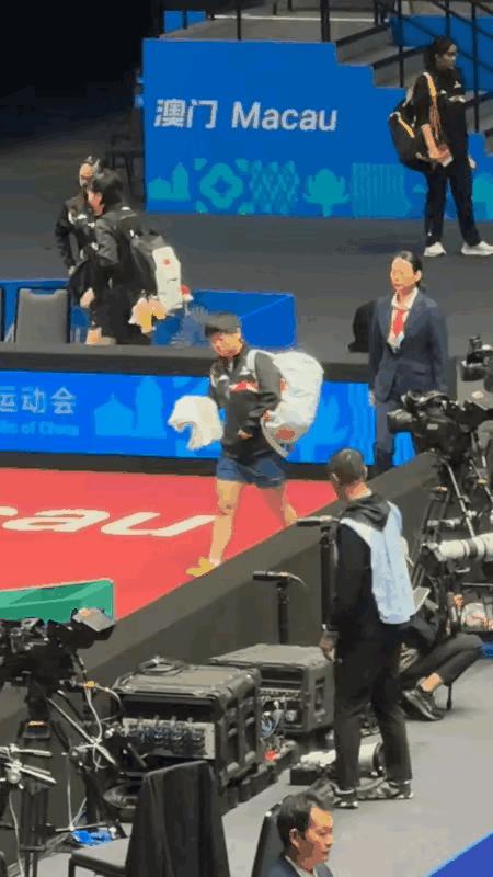 孙颖莎是一号台，为何开局最晚？看她入场时就明白了！虽然今天中午8场球都是12