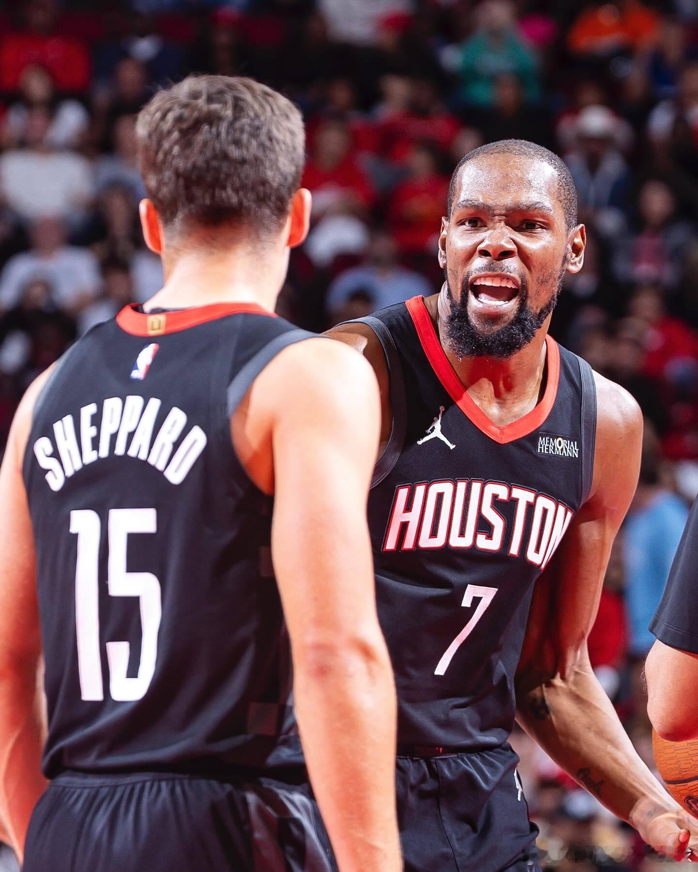 杜兰特赛后采访谈到比赛胜利表示：“这是一场团队的胜利，为了限制基昂特·乔治和马尔