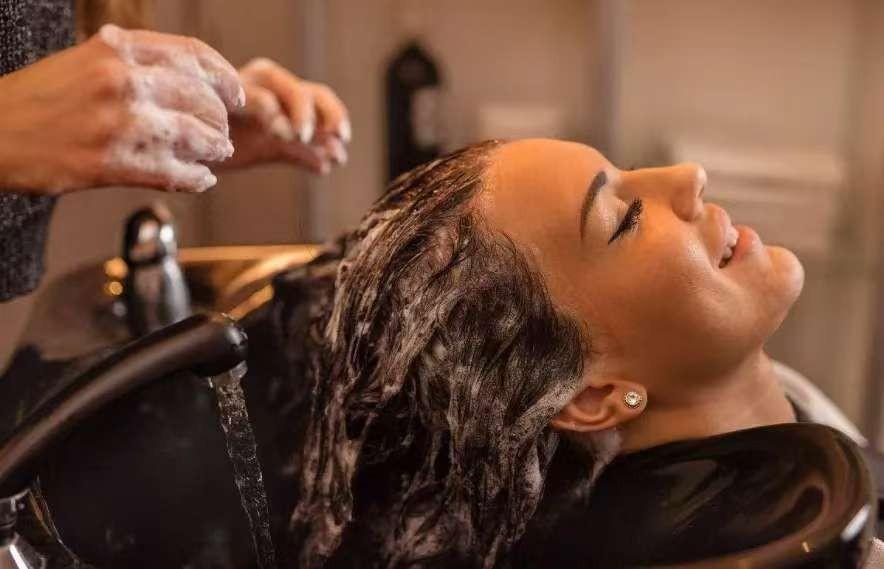 心梗和洗头有关？医生反复强调：上了年纪，洗头3误区一定要记牢年纪大了，洗个头