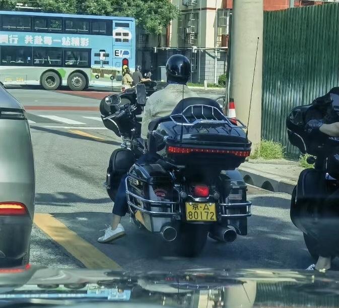 他骑的是啥摩托车？怎么这么大啊？看着好威风！另外他的摩托牌子居然是京A的，太少见
