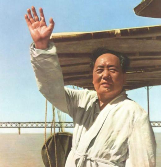 1957年，毛主席在青岛染上重感冒，连续十天不愈，病情日渐严重，而西药治疗不见效