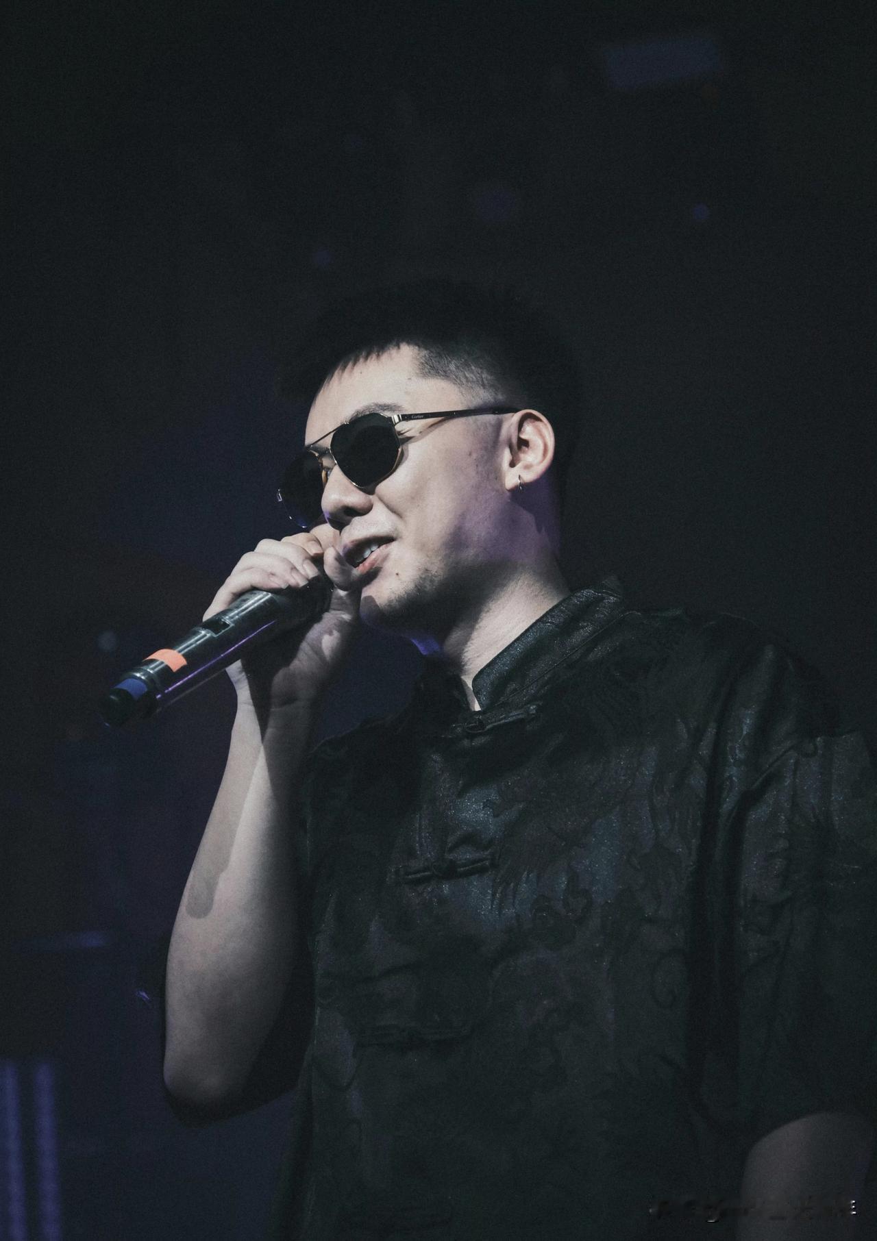 有网友爆料称说唱新顶流揽佬在巡演期间，每到一个城市都会通过微博私信功能主动联系当